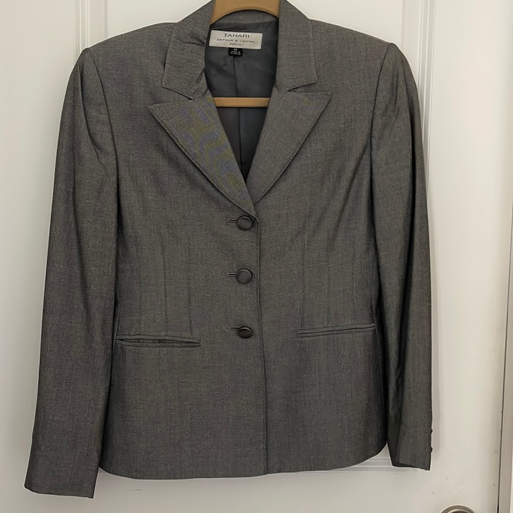 Tahari Women’s Pant Suit Size 4P